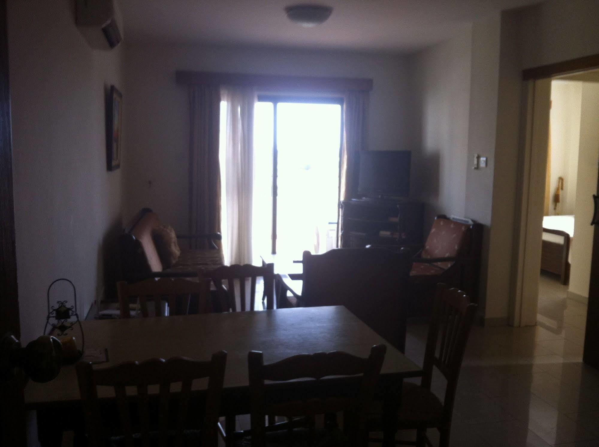 לרנקה Zakos Court Apartments מראה חיצוני תמונה